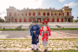 International tourists dressed in Vietnamese traditional attire (Photo: traveleverywhere.vn)