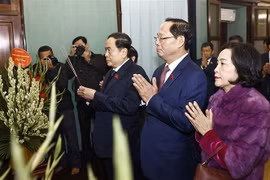 NA Chairman Tran Thanh Man (third from right) offers incense in commemoration of late President Ho Chi Minh at House 67 inside the Presidential Palace complex in Hanoi on February 3. (Photo: VNA)