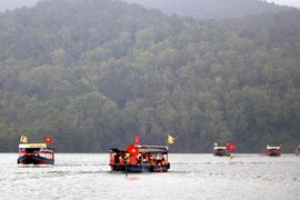 Nha Duong lake - part of Huong Tich pagoda complex. (Photo: VNA)