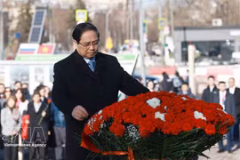 Prime Minister Pham Minh Chinh lays flowers in tribute to President Ho Chi Minh at the late leader's monument in Moscow on March 23 morning. (Photo: VNA)