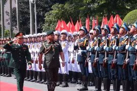 General Nguyen Tan Cuong, Chief of the General Staff of the Vietnam People’s Army (VPA) and Deputy Minister of National Defence, and Major General Dato Paduka Seri Faji Muhammad Haszaimi Bin Bol Hassan, Commander of the Royal Brunei Armed Forces, review the Guard of Honour of the Vietnam People’s Army on September 17. (Photo: VNA)