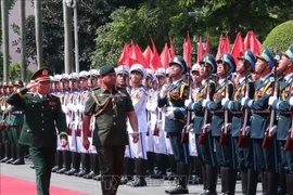 General Nguyen Tan Cuong, Chief of the General Staff of the Vietnam People’s Army (VPA) and Deputy Minister of National Defence, and Major General Dato Paduka Seri Faji Muhammad Haszaimi Bin Bol Hassan, Commander of the Royal Brunei Armed Forces, review the Guard of Honour of the Vietnam People’s Army on September 17. (Photo: VNA)