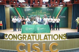 The signing ceremony between CIS Lao Cai and Ultra Education (Photo: nhandan.vn)