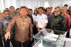 Head of the Housing Task Force Hashim S. Djojohadikusumo (second left), Deputy Minister of Housing and Settlement Areas Fahri Hamzah (right), President Director of PT KAI Bobby Rasyidin (second right) at the launch of pre-cooperation of the 3 Million Homes Development Programme in Indonesia, Jakarta, September 17, 2025. (Photo: Antara)
