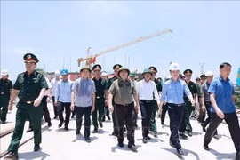 Prime Minister Pham Minh Chinh (C) inspects the construction site of the new Phong Chau bridge in Phu Tho (Photo: VNA)