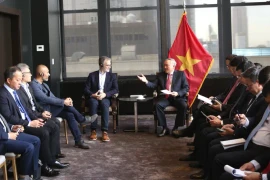 Standing Deputy Prime Minister Nguyen Hoa Binh (R) receives José Fernández da Ponte, President of the Stellar Development Foundation. (Source: VTV)