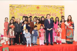 Participants pose for a group photo at the “Xuan Que Huong” (Homeland Spring) programme in New Delhi, India on January 19, 2025). 