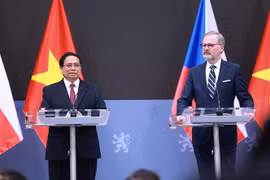 Prime Minister Pham Minh Chinh (left) and his Czech counterpart Petr Fiala inform the results of their talks at a joint press conference in Prague on January 20. (Photo: VNA)