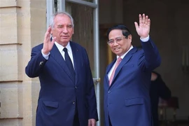 French Prime Minister Francois Bayrou (left) welcomes Prime Minister Pham Minh Chinh in Paris on June 10. (Photo: VNA)