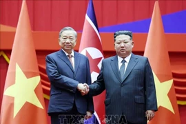 General Secretary of the Communist Party of Vietnam (CPV) Central Committee To Lam (left) and General Secretary of the Workers' Party of Korea and President of the State Affairs of the DPRK Kim Jong Un. (Photo: VNA) 