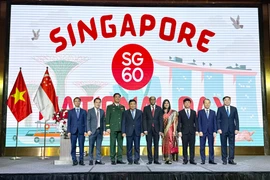 Deputy Prime Minister Nguyen Chi Dung (fourth, left) and other delegates pose for a group photo at the event. (Photo: baochinhphu.vn)