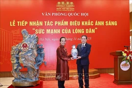 NA Chairman Tran Thanh Man presents a gift to artisan Bui Van Tu. Photo: VNA