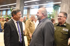 Cuban Prime Minister Manuel Marrero Cruz and Vietnamese Ambassador Le Quang Long at the ceremony. (Photo: VNA)