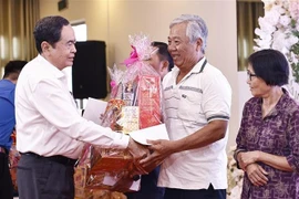 NA Chairman Tran Thanh Man presents Tet gifts to residents in Tan An ward of Ninh Kieu district, Can Tho city, on January 20. (Photo: VNA)