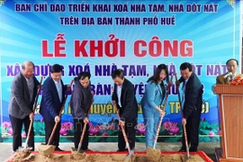 Representatives from agencies in Hue city at a ground breaking ceremony for a project on eliminating temporary and dilapidated houses. (Photo: VNA)