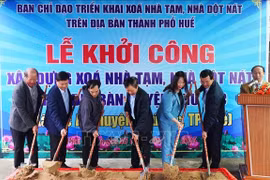 Representatives from agencies in Hue city at a ground breaking ceremony for a project on eliminating temporary and dilapidated houses. (Photo: VNA)