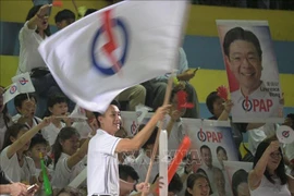 People's Action Party supporters gather to await the results of the general election in Singapore. (Photo: Xinhua/VNA)