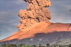 Ash billows from the crater of Mount Kanlaon on Negros Island, the Philippines. (Photo: Xinhua/VNA)