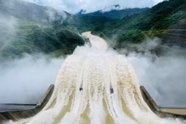 The Ban Ve Hydropower Reservoir flexibly regulates water discharge to reduce downstream flooding. (Photo: VNA)