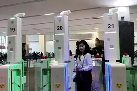 A traveler uses the autogate at Soekarno-Hatta Airport on June 25, 2024. (Photo: jakartaglobe.id)