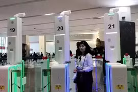 A traveler uses the autogate at Soekarno-Hatta Airport on June 25, 2024. (Photo: jakartaglobe.id)