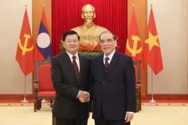 General Secretary of the Lao People’s Revolutionary Party (LPRP) and President of Laos Thongloun Sisoulith and Nong Duc Manh (R), former General Secretary of the Central Committee of the Communist Party of Vietnam. (Photo: baochinhphu.vn)