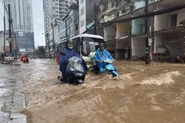 Flooding on Nguyen Tuan street in Hanoi on August 26 morning (Photo: VNA)