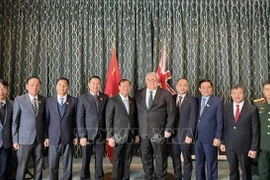 Speaker of the New Zealand House of Representatives Gerry Brownlee (fifth, right) and the Vietnamese NA delegation. (Photo: VNA)