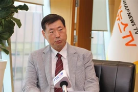 Hwang Dae-il, President of the Republic of Korea’s Yonhap News Agency, speaks to Vietnam News Agency correspondents in Seoul (Photo: VNA)