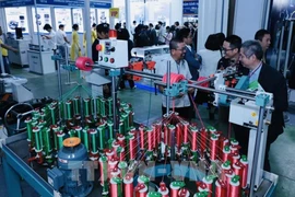 A booth shoiwcasing waving technology at the HanoiTex & HanoiFabric 2025. (Photo: VNA)