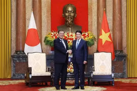 State President Luong Cuong (right) and Japanese Prime Minister Ishiba Shigeru on April 28 (Photo: VNA)
