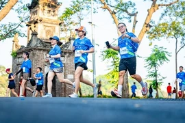 Runners compete in the Standard Chartered Hanoi Heritage Marathon 2024 (Photo: organising board)