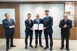 Singapore's Deputy Prime Minister and Minister for Trade and Industry Gan Kim Yong (far right) and Sarawak Premier Abang Johari Tun Openg (far left) witness the awarding of the conditional approval to Sembcorp Utilities on October 17 (Photo: MTI)