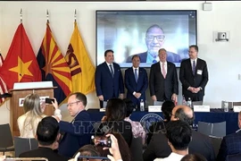 Vietnamese Ambassador to the US Nguyen Quoc Dung (second from left) and the US ambassadors through different periods at the seminar. (Photo: VNA)