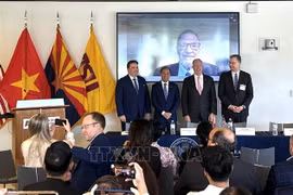 Vietnamese Ambassador to the US Nguyen Quoc Dung (second from left) and the US ambassadors through different periods at the seminar. (Photo: VNA)