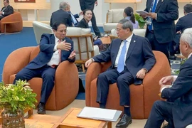 Prime Minister Pham Minh Chinh (L) meets with Chinese Premier Li Qiang on the sidelines of the expanded BRICS summit in Rio de Janeiro, Brazil on July 7 (Photo: VNA)