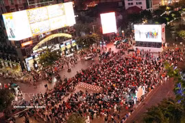 A crowd gather at an event on Nguyen Hue pedestrian street in Ho Chi Minh City. (Photo: VNA)