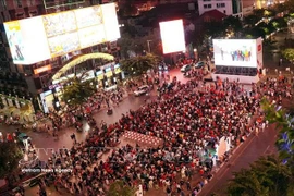 A crowd gather at an event on Nguyen Hue pedestrian street in Ho Chi Minh City. (Photo: VNA)