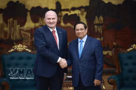 Prime Minister Pham Minh Chinh (right) and Russian Minister of Civil Defence, Emergencies and Disaster Relief Aleksandr Kurenkov at their meeting on March 5. (Photo: VNA)