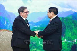 Prime Minister Pham Minh Chinh (R) receives Cuban Minister of Foreign Affairs Bruno Rodríguez Parrilla (Photo: VNA)