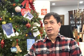 Lawyer Dang Chien Thang, who lives in Rockville, Maryland, shares his views with Vietnam News Agency correspondents in the US on the 14th National Congress of the Communist Party of Vietnam. (Photo: VNA)