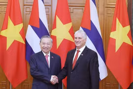 General Secretary of the Communist Party of Vietnam Central Committee To Lam (L) and First Secretary of the Communist Party of Cuba Central Committee and President of Cuba Miguel Díaz-Canel Bermúdez pose for a photo. (Photo: VNA)