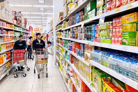 Customers shop at Tasco Mall in Hanoi’s Long Bien district. (Photo: Hanoimoi.vn)