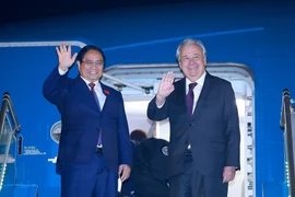 Prime Minister Pham Minh Chinh (L) and United Nations Secretary-General Antonio Guterres on October 25 evening board the same aircraft bound for Kuala Lumpur, Malaysia, to attend the 47th ASEAN Summit and related meetings. (Photo: VNA)