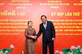 Deputy Minister of National Defence Senior Lieutenant General Vo Minh Luong (R) and SFDCM President Samdech Men Sam An. (Photo: VNA)