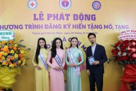 Artists register as an organ donor at the campaign “Giving is forever” organised by the Ministry of Health in collaboration with the HCM City People’s Committee and the Vietnam Tissue and Organ Donation Advocacy Association on December 30. (Photo: VNA)