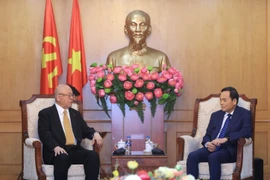 Tran Luu Quang, Secretary of the Communist Party of Vietnam (CPV) Central Committee and head of its Commission for Policies and Strategies (right) and Takebe Tsutomu, Special Advisor to the Japan-Vietnam Parliamentary Friendship Alliance (JVPFA). (Photo: VNA)