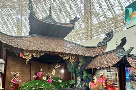  The Vietnam National Puppetry Theatre’s exhibition space draws large crowds, offering visitors a refreshing blend of artistry, nostalgia and national identity (Photo: VNA)