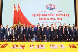 General Trinh Van Quyet, Secretary of the Party Central Committee and Director of the General Department of Politics of the Vietnam People’s Army, poses for a group photo with leaders of Lai Chau province. (Photo: VNA)