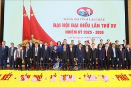 General Trinh Van Quyet, Secretary of the Party Central Committee and Director of the General Department of Politics of the Vietnam People’s Army, poses for a group photo with leaders of Lai Chau province. (Photo: VNA)